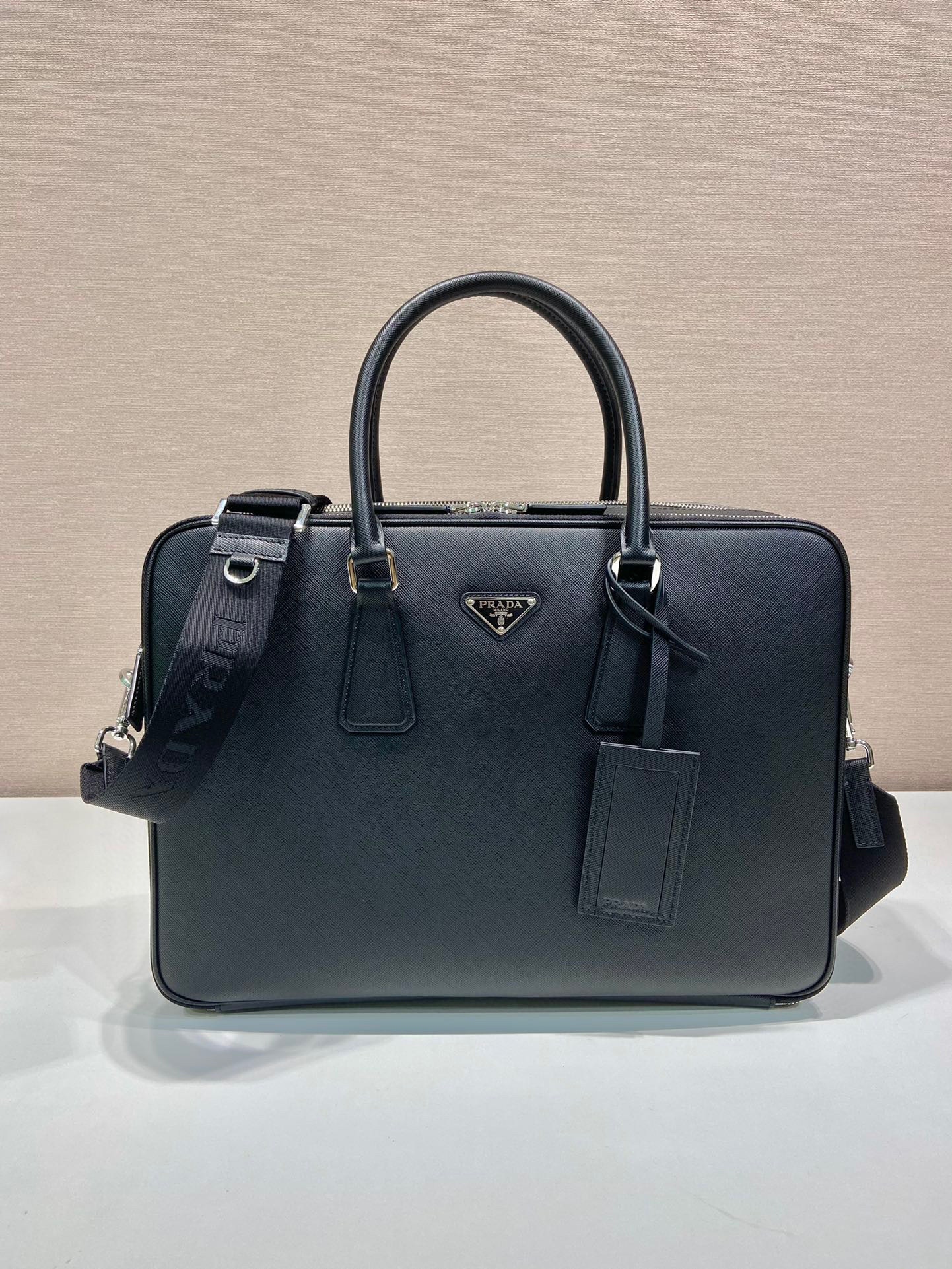 Prada 公文包 尺寸：38*28*6.5cm