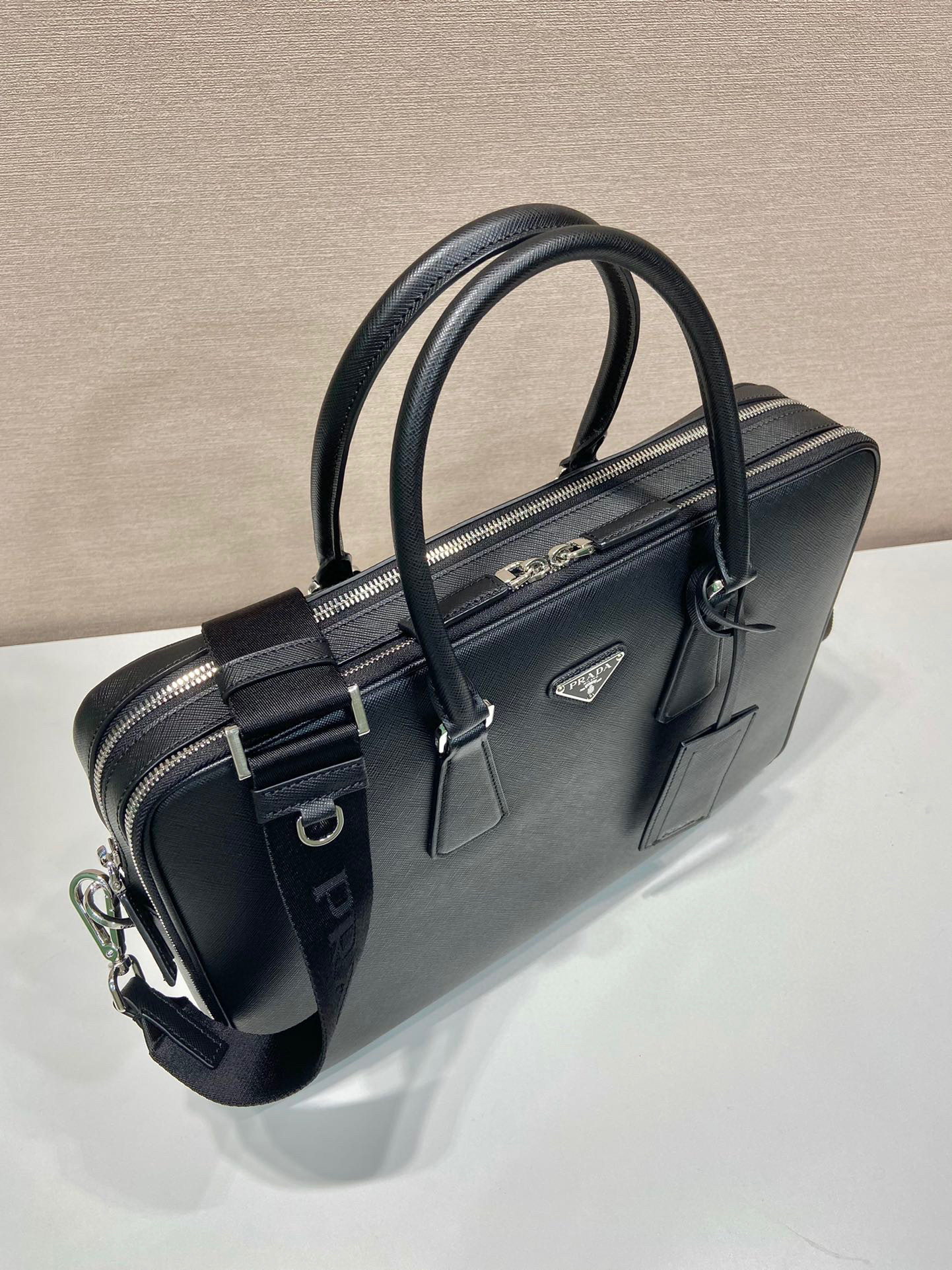 Prada 公文包 尺寸：38*28*6.5cm