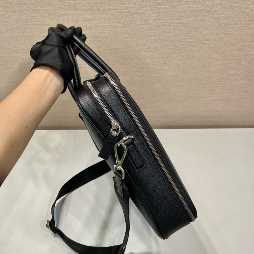 Prada 公文包 尺寸：38*28*6.5cm