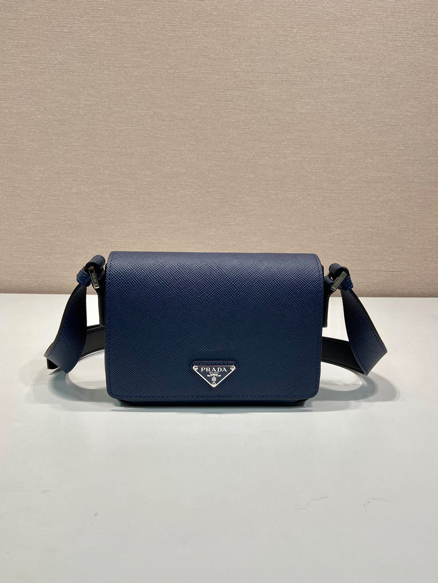 Prada 单肩包 尺寸：19*13*5cm