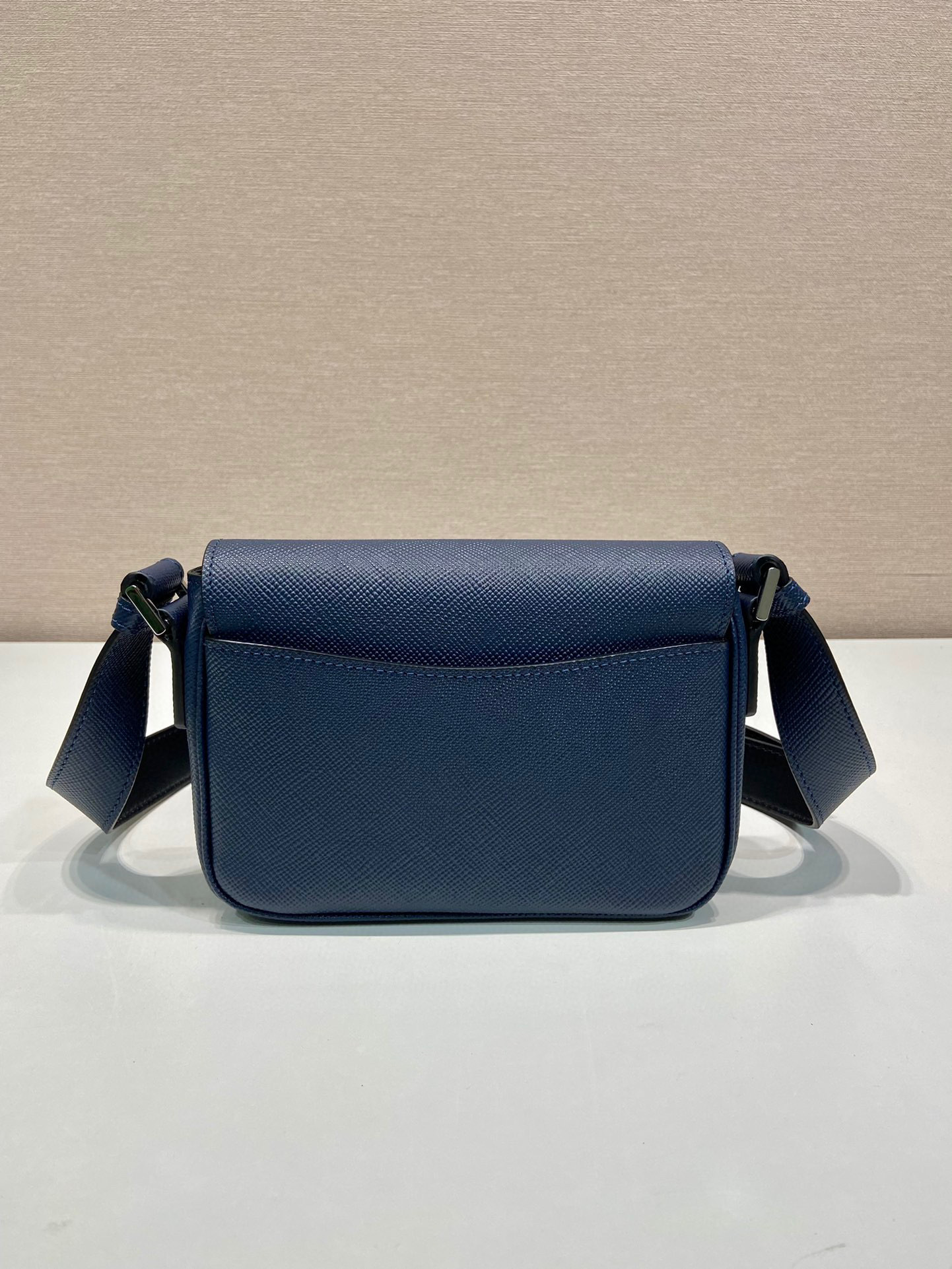 Prada 单肩包 尺寸：19*13*5cm