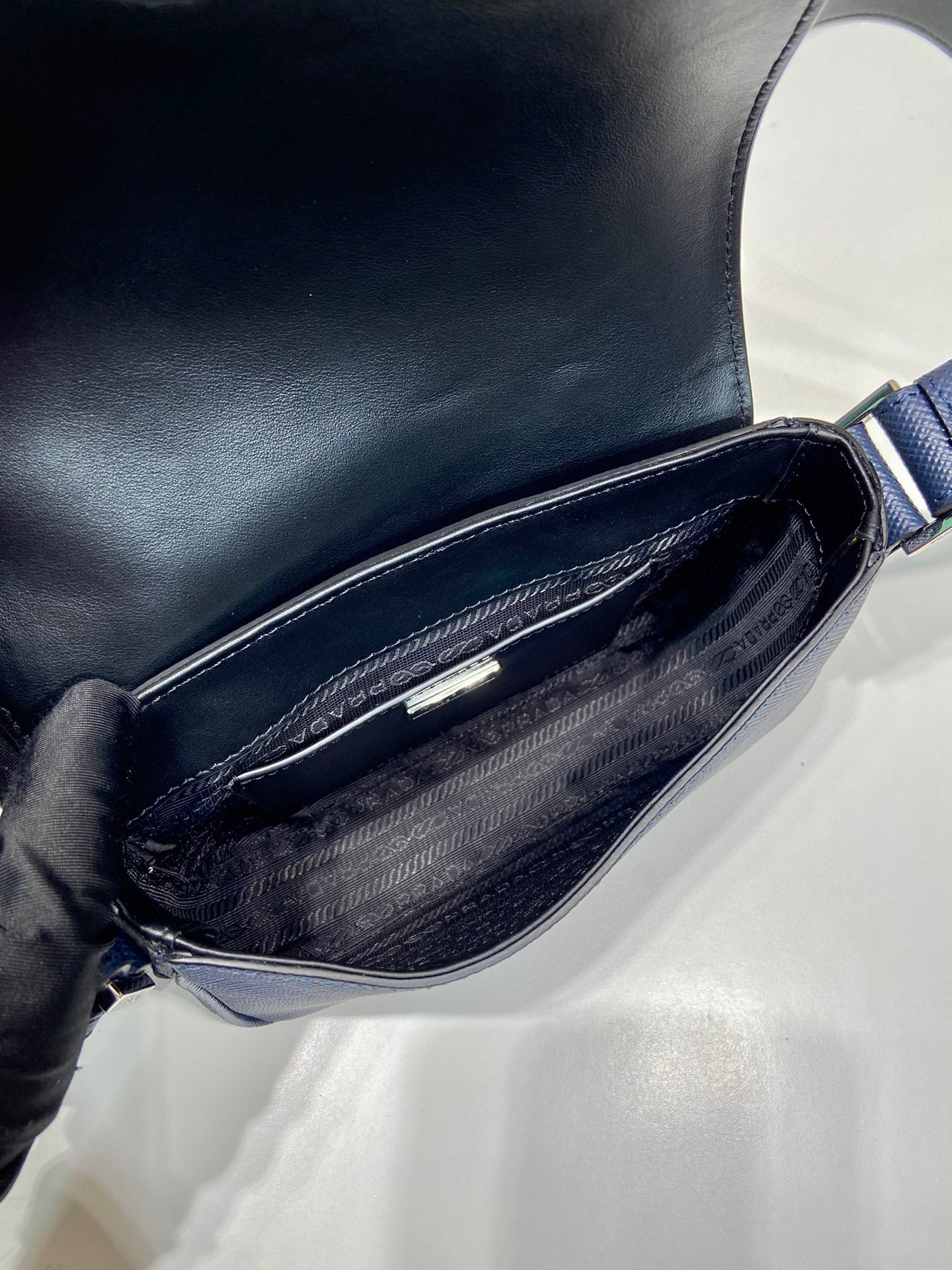 Prada 单肩包 尺寸：19*13*5cm