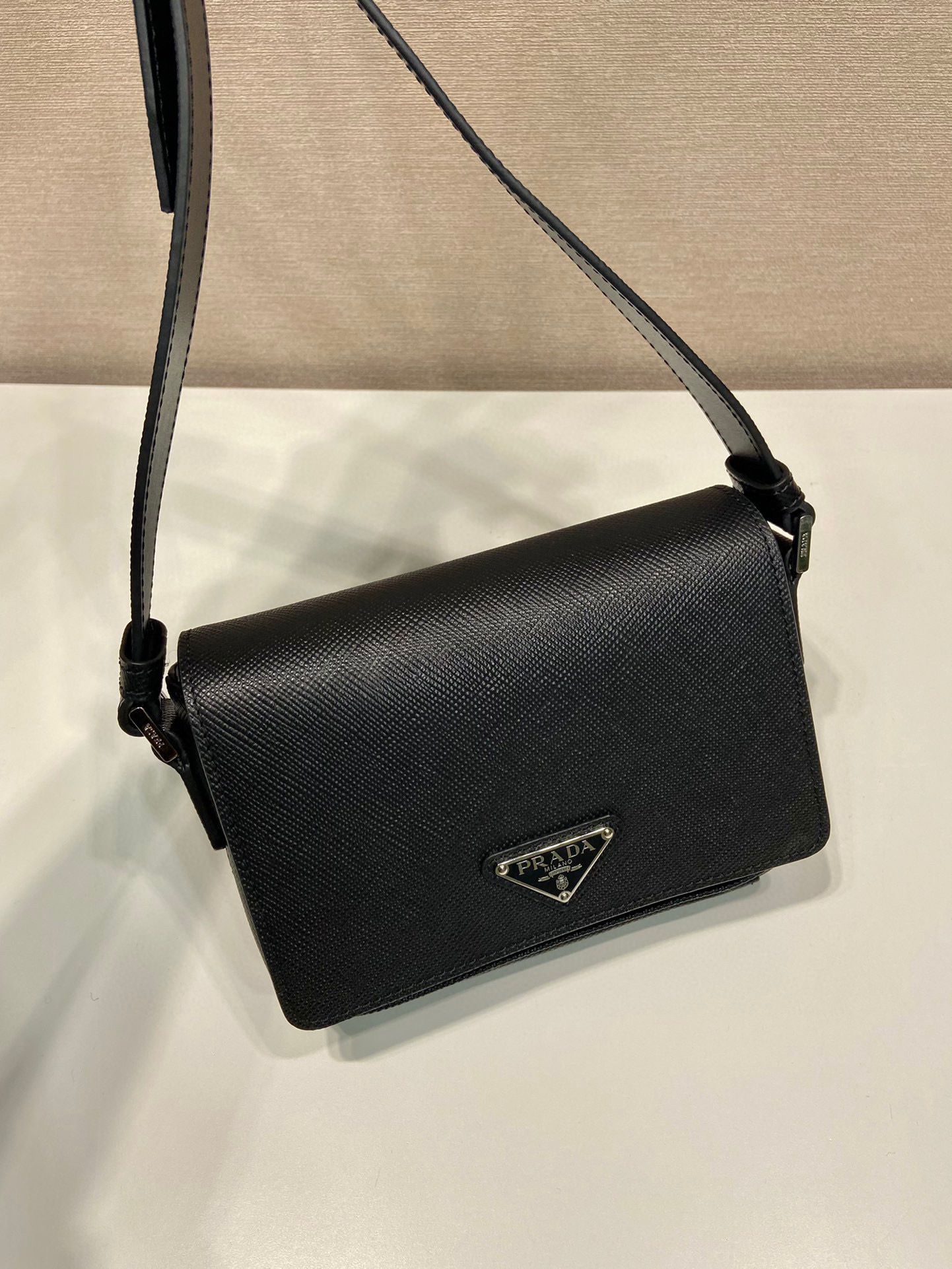 Prada 单肩包 尺寸：19*13*5cm