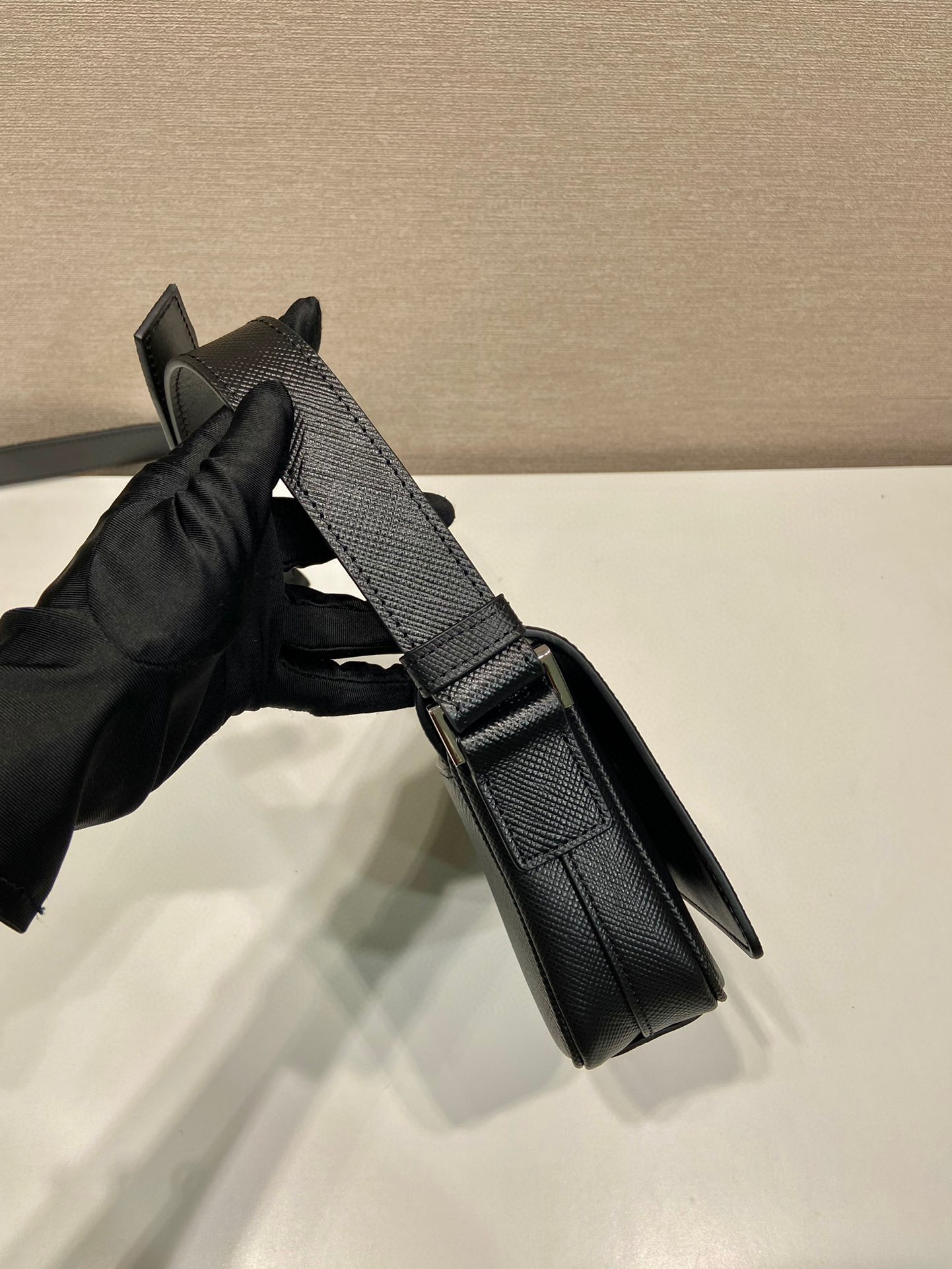 Prada 单肩包 尺寸：19*13*5cm