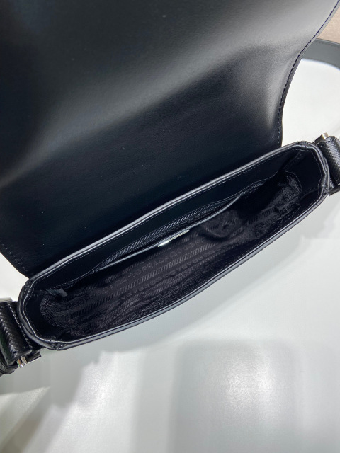 Prada 单肩包 尺寸：19*13*5cm