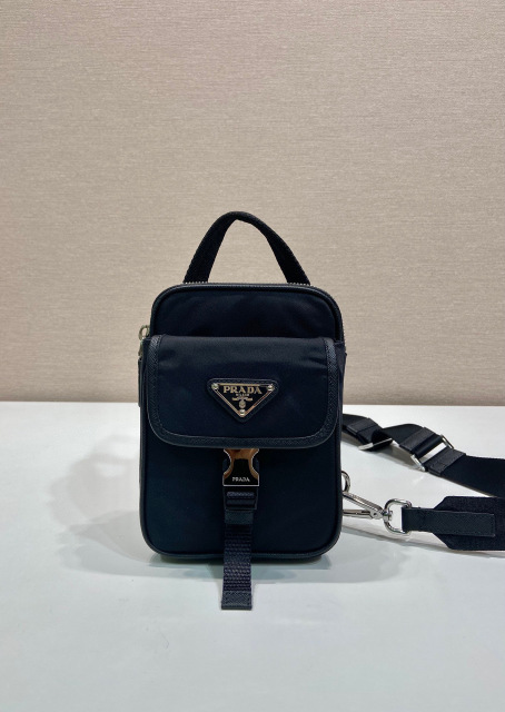 Prada Brusttasche, Größe: 11,5 x 17 x 4,5 cm