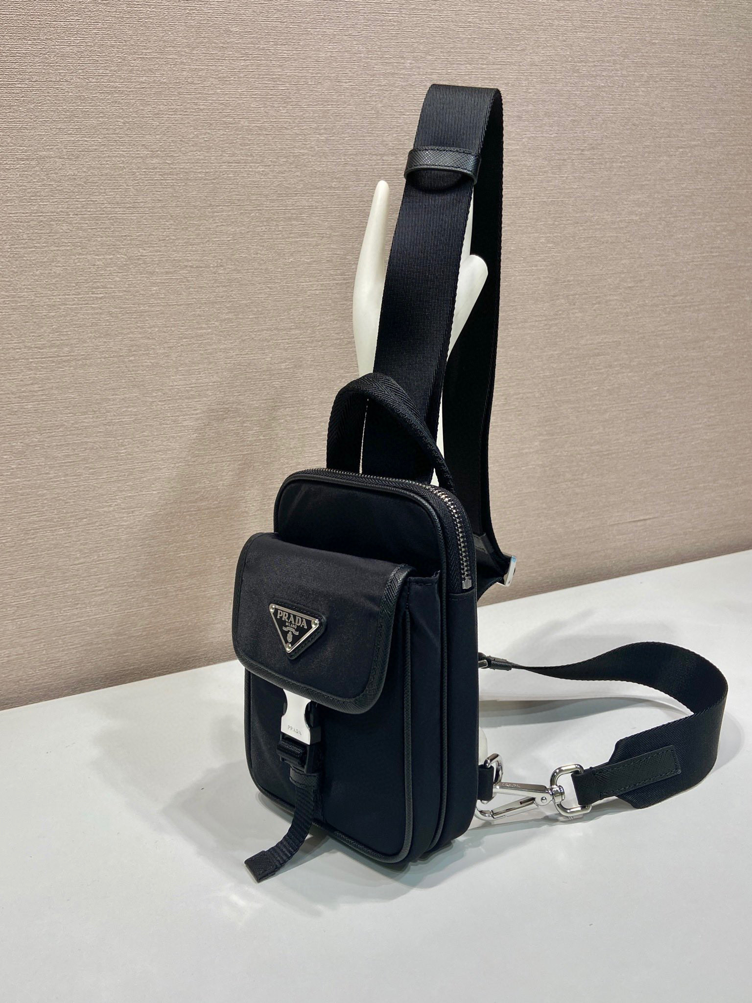 Prada Brusttasche, Größe: 11,5 x 17 x 4,5 cm