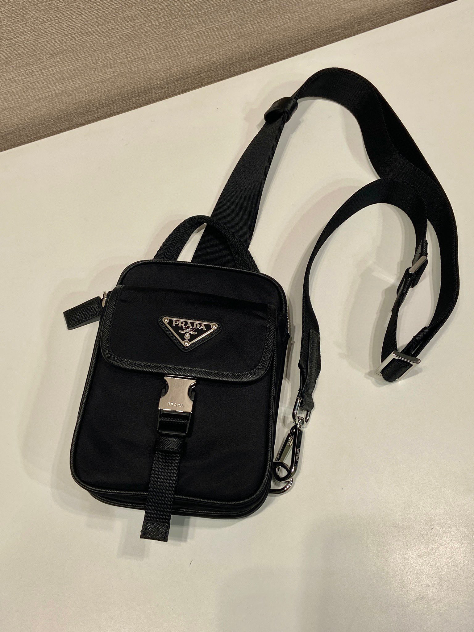 Prada Brusttasche, Größe: 11,5 x 17 x 4,5 cm
