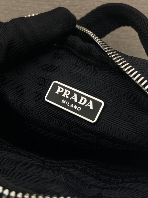 Prada Brusttasche, Größe: 11,5 x 17 x 4,5 cm