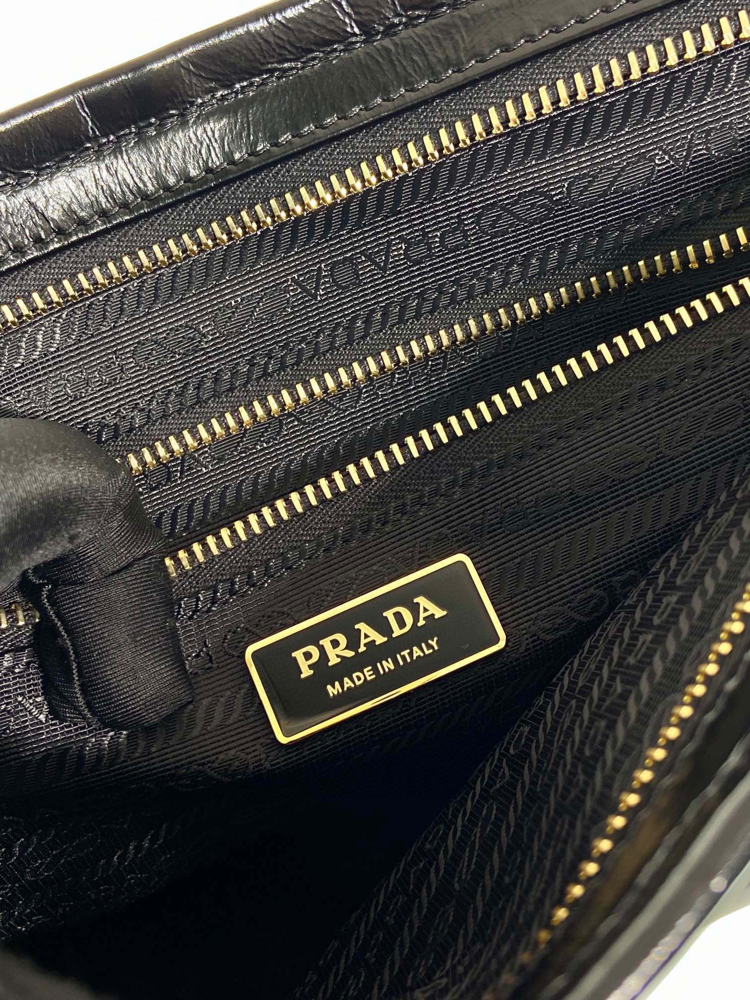 Prada 手袋尺寸：42*30*12cm