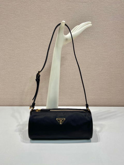 Prada 单肩包 尺寸：22*9*7.5cm