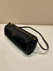Prada 单肩包 尺寸：22*9*7.5cm