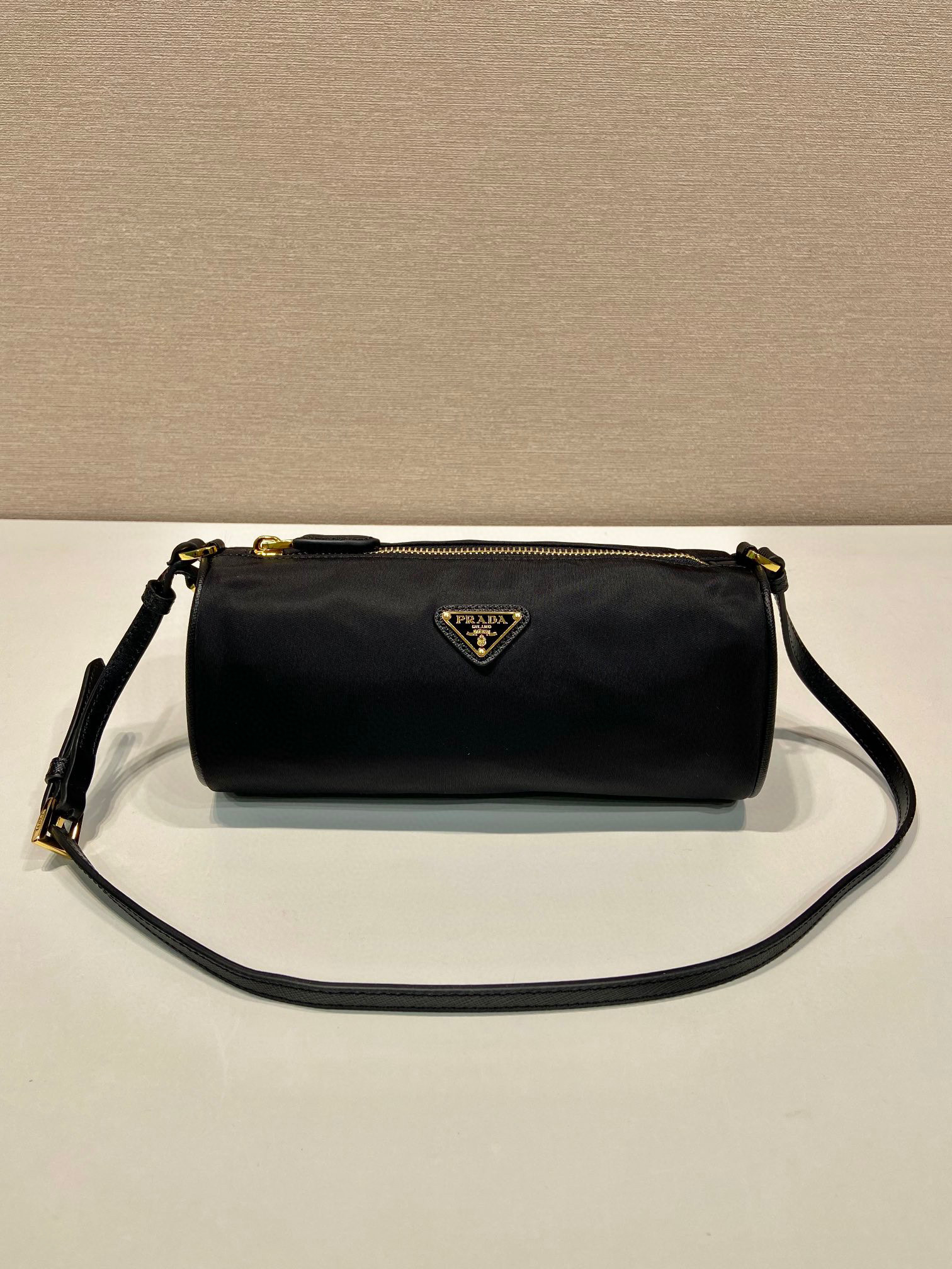 Prada 单肩包 尺寸：22*9*7.5cm