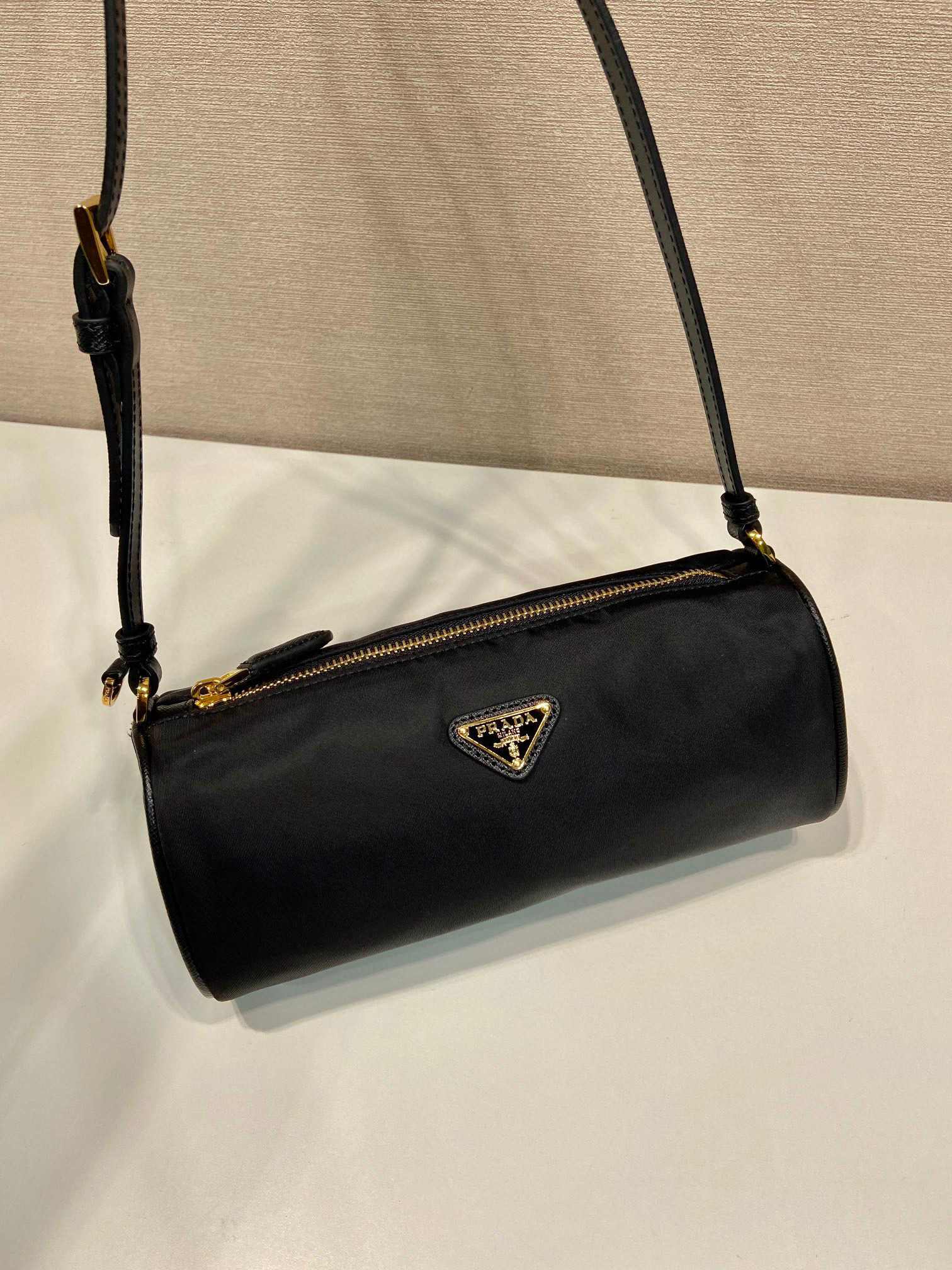 Prada 单肩包 尺寸：22*9*7.5cm