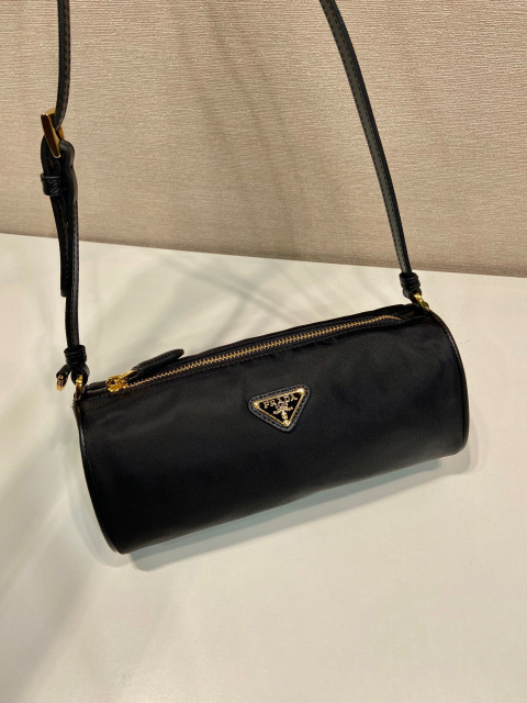 Prada 单肩包 尺寸：22*9*7.5cm