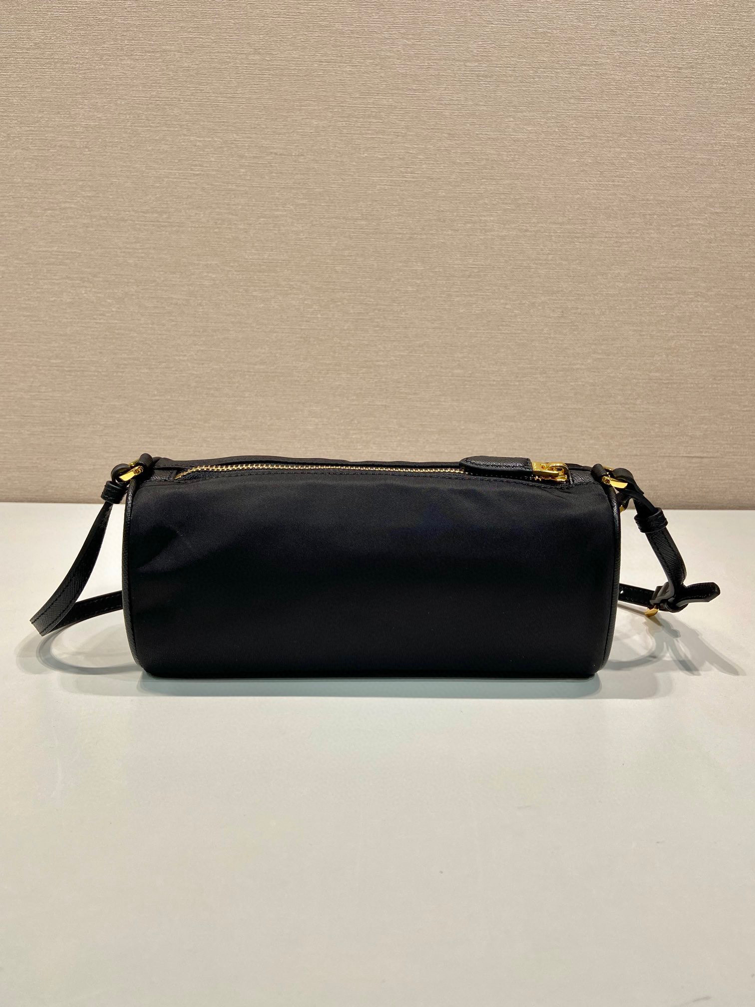 Prada 单肩包 尺寸：22*9*7.5cm