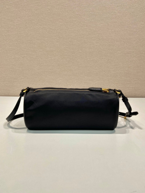 Prada 单肩包 尺寸：22*9*7.5cm