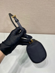 Prada 单肩包 尺寸：22*9*7.5cm