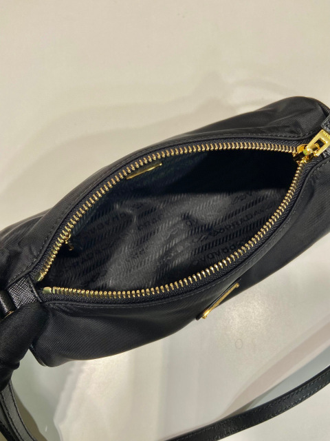 Prada 单肩包 尺寸：22*9*7.5cm