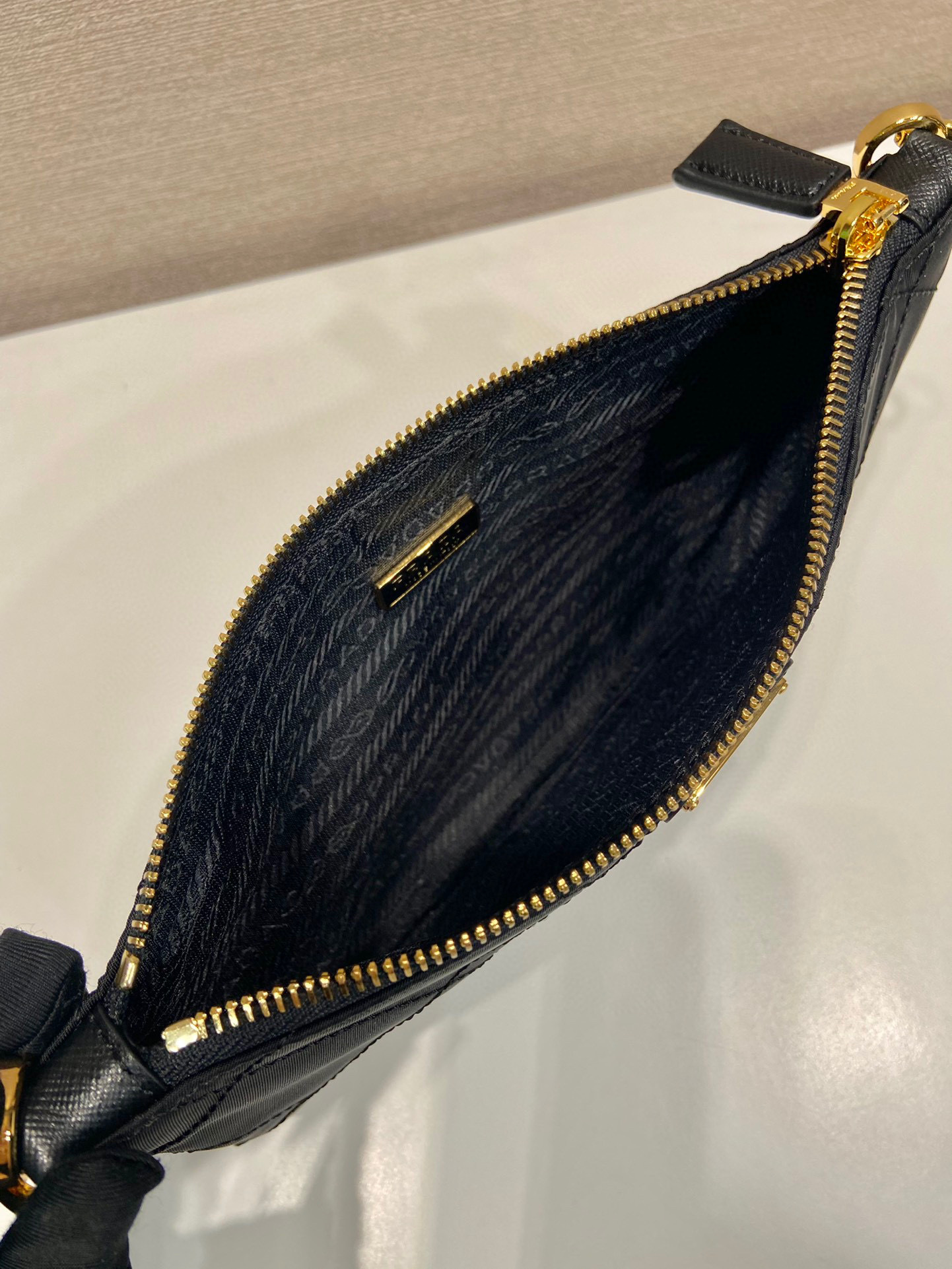 Prada Single shoulder bag Saiz：24.5*14.3cm