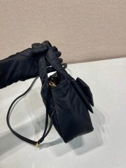 Prada Handtasche Größe: 18 * 15,5 * 10 cm