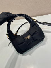 Prada 手袋尺寸：22*13*7cm