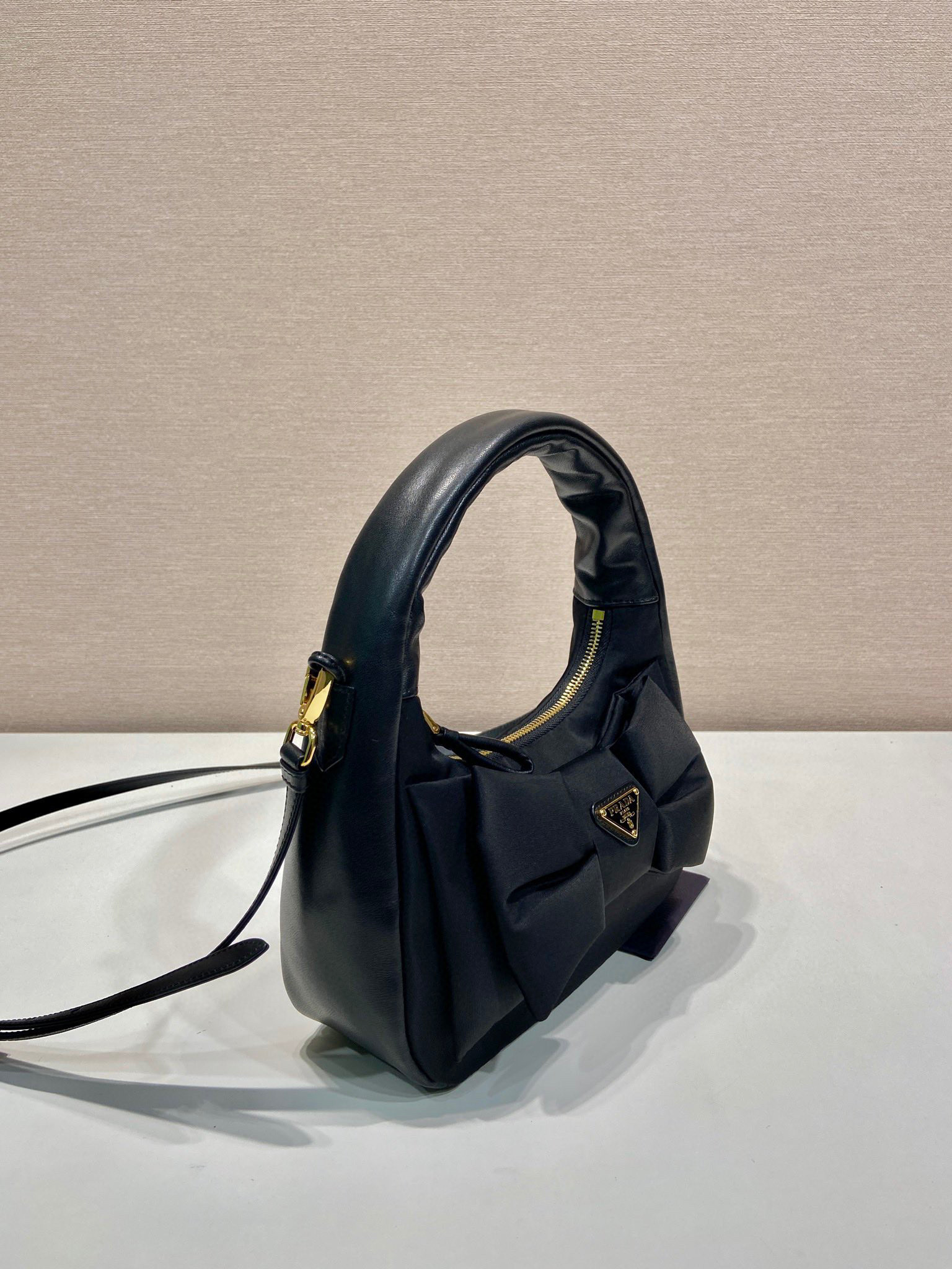 Prada 手袋尺寸：22*13*7cm