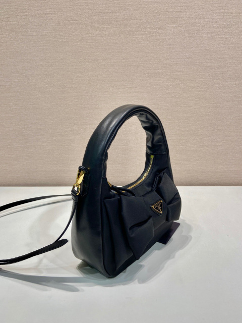 Prada 手袋尺寸：22*13*7cm