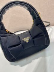 Prada 手袋尺寸：22*13*7cm