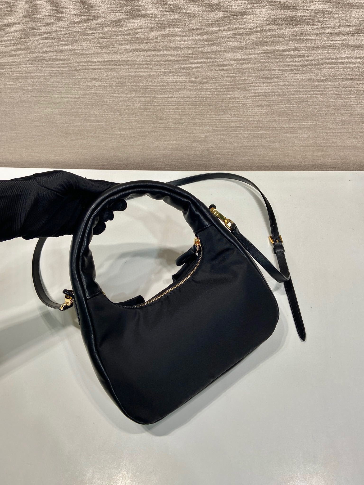 Prada 手袋尺寸：22*13*7cm