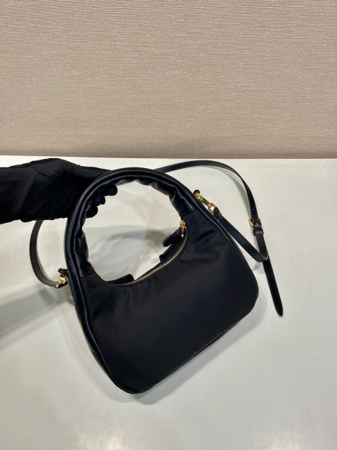 Prada 手袋尺寸：22*13*7cm
