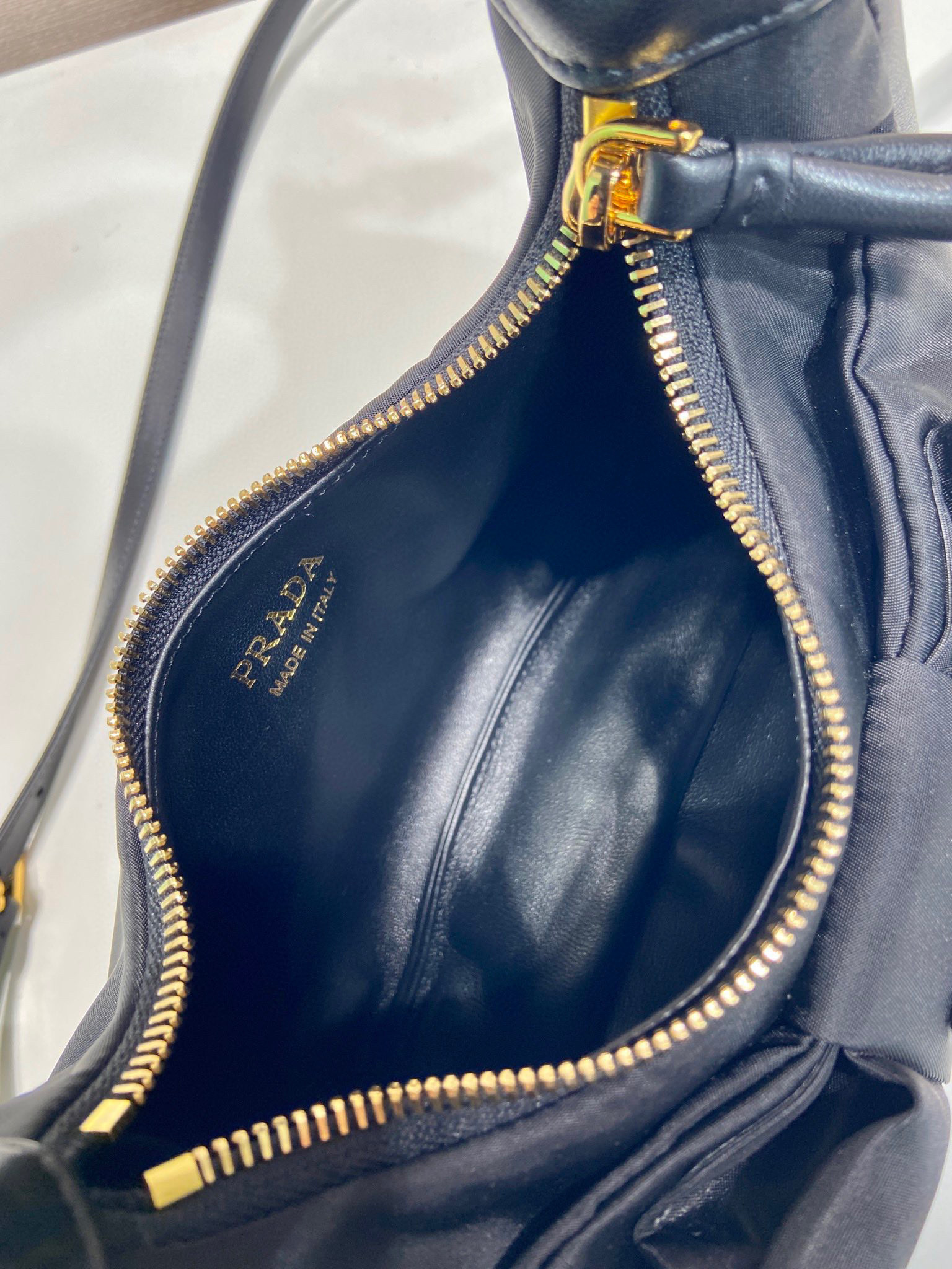 Prada 手袋尺寸：22*13*7cm