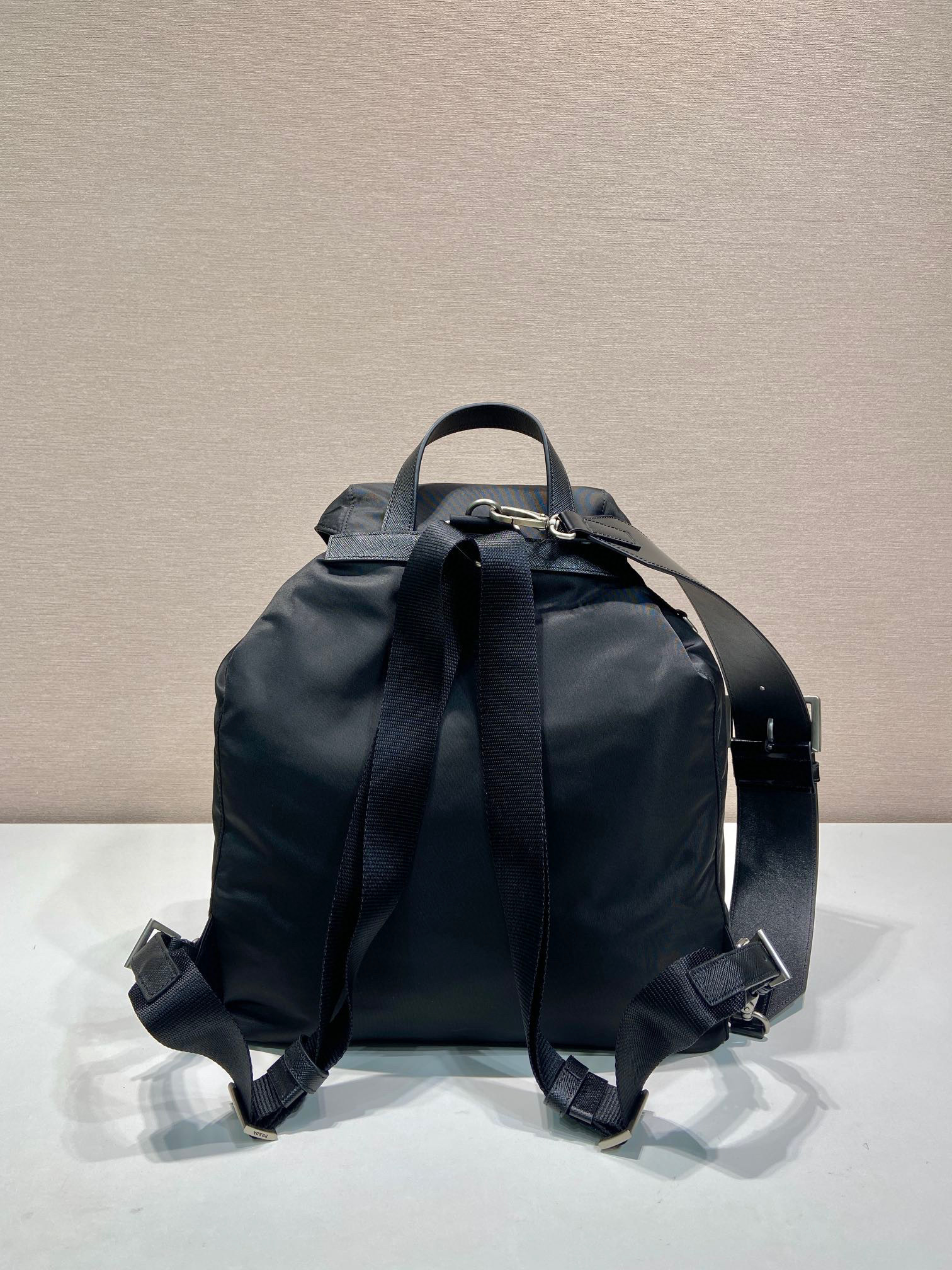 Prada 背包 尺寸：34*39*15cm