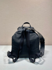 Prada 背包 尺寸：34*39*15cm