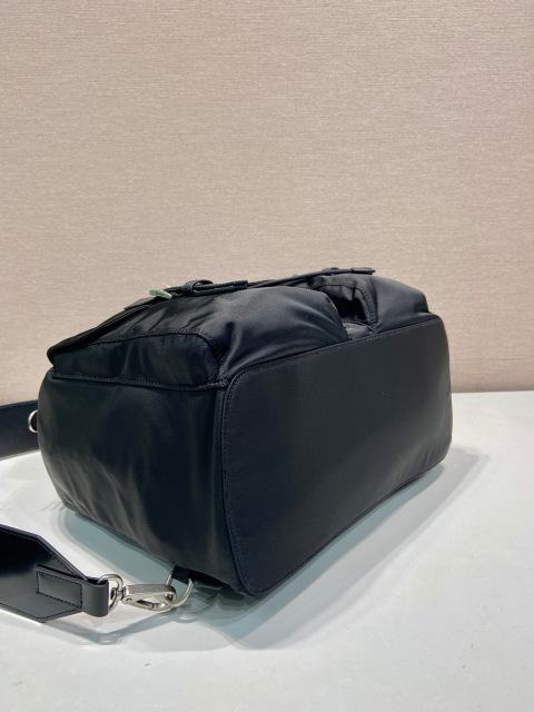 Prada 背包 尺寸：34*39*15cm