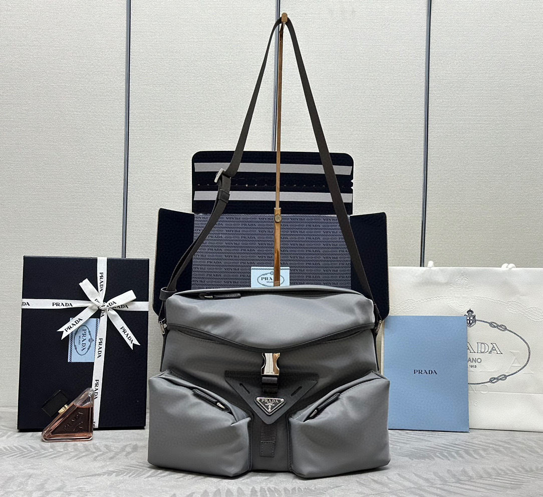 Prada 背包 尺寸：29*23*15cm