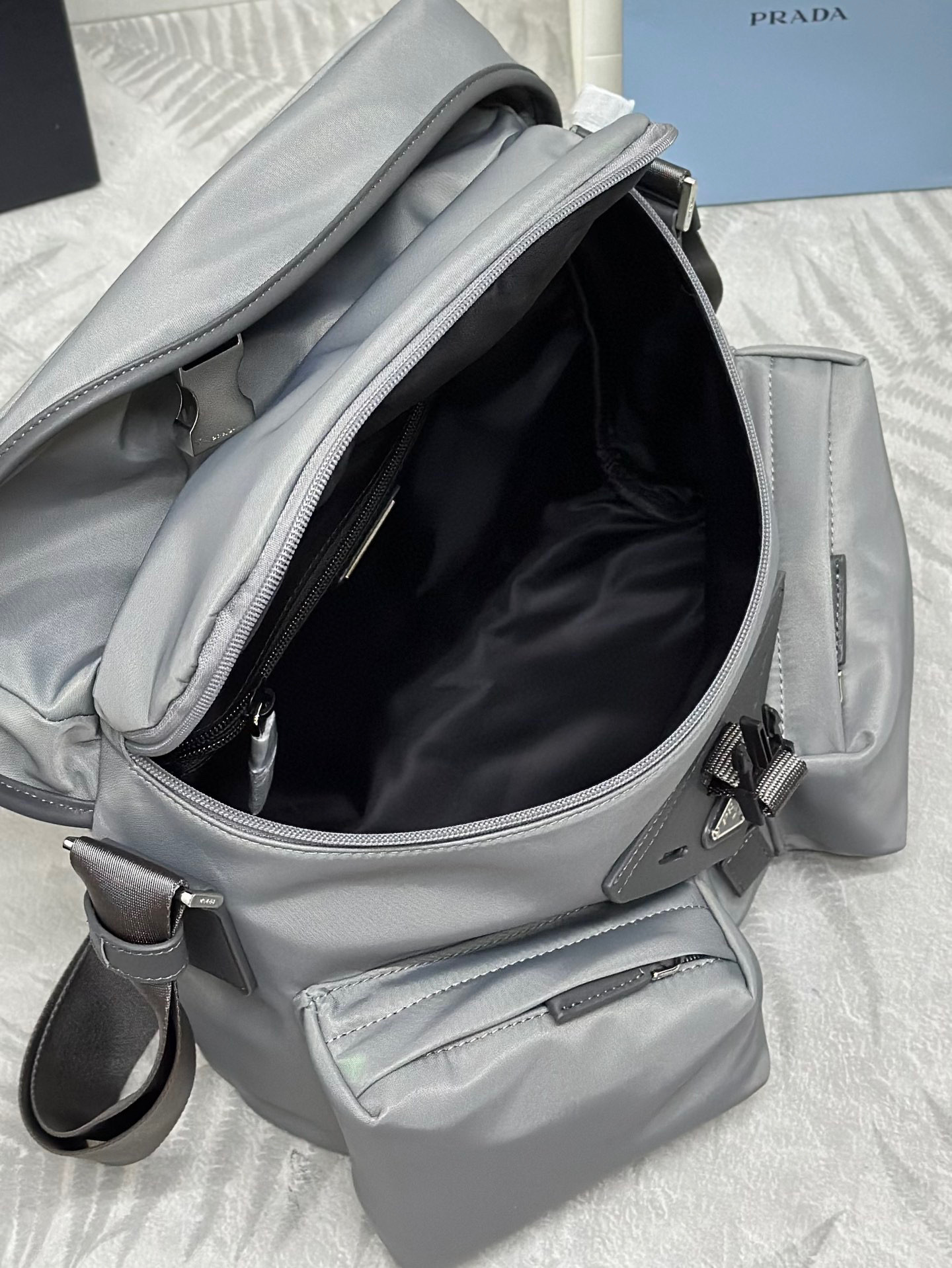Prada 背包 尺寸：29*23*15cm