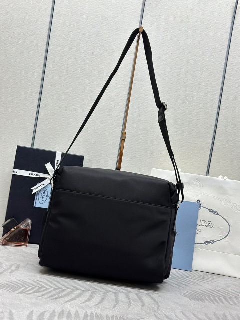 Prada 背包 尺寸：29*23*15cm