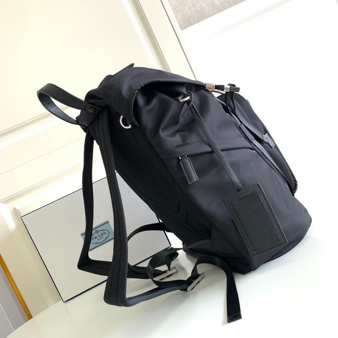 Prada 背包 尺寸：27*45*17cm