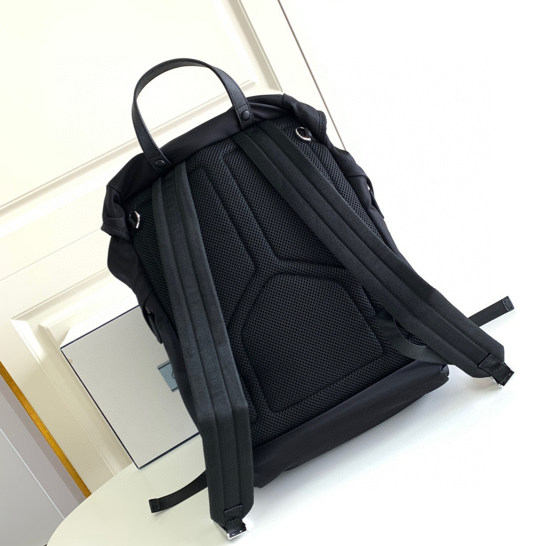 Prada 背包 尺寸：27*45*17cm