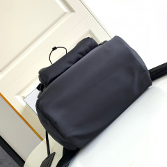 Prada 背包 尺寸：27*45*17cm