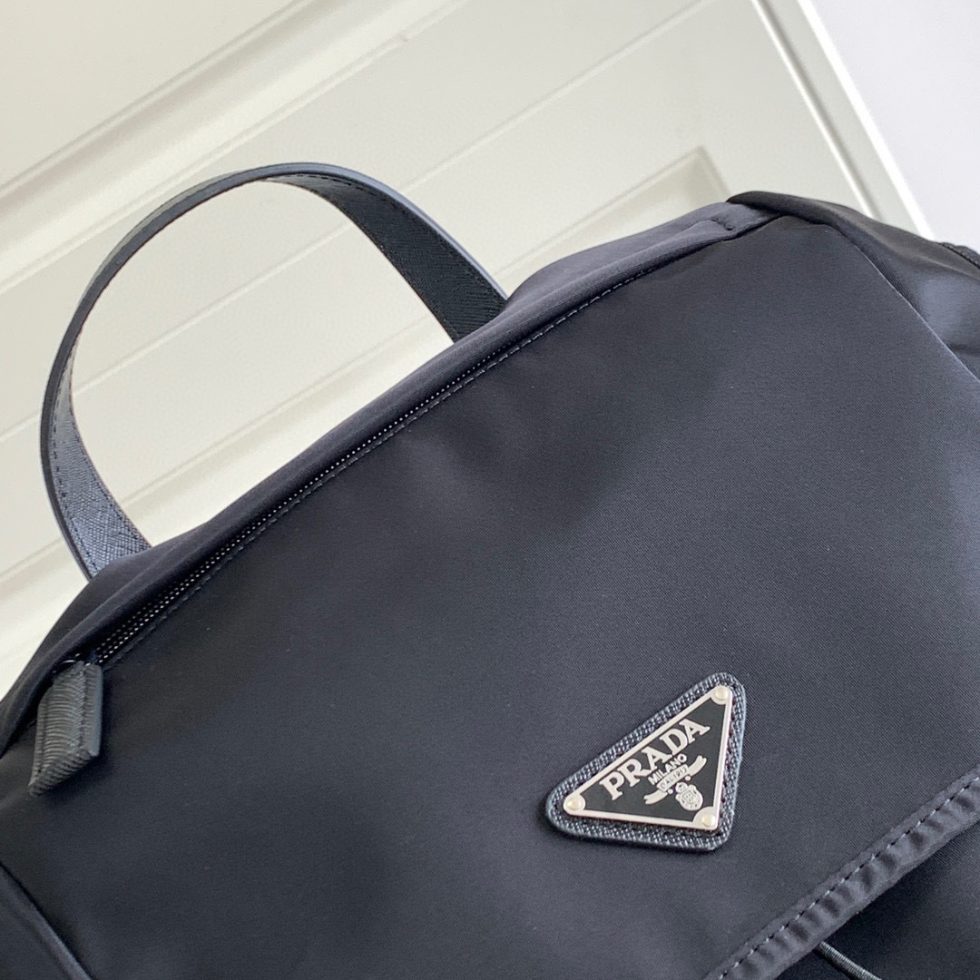 Prada 背包 尺寸：27*45*17cm