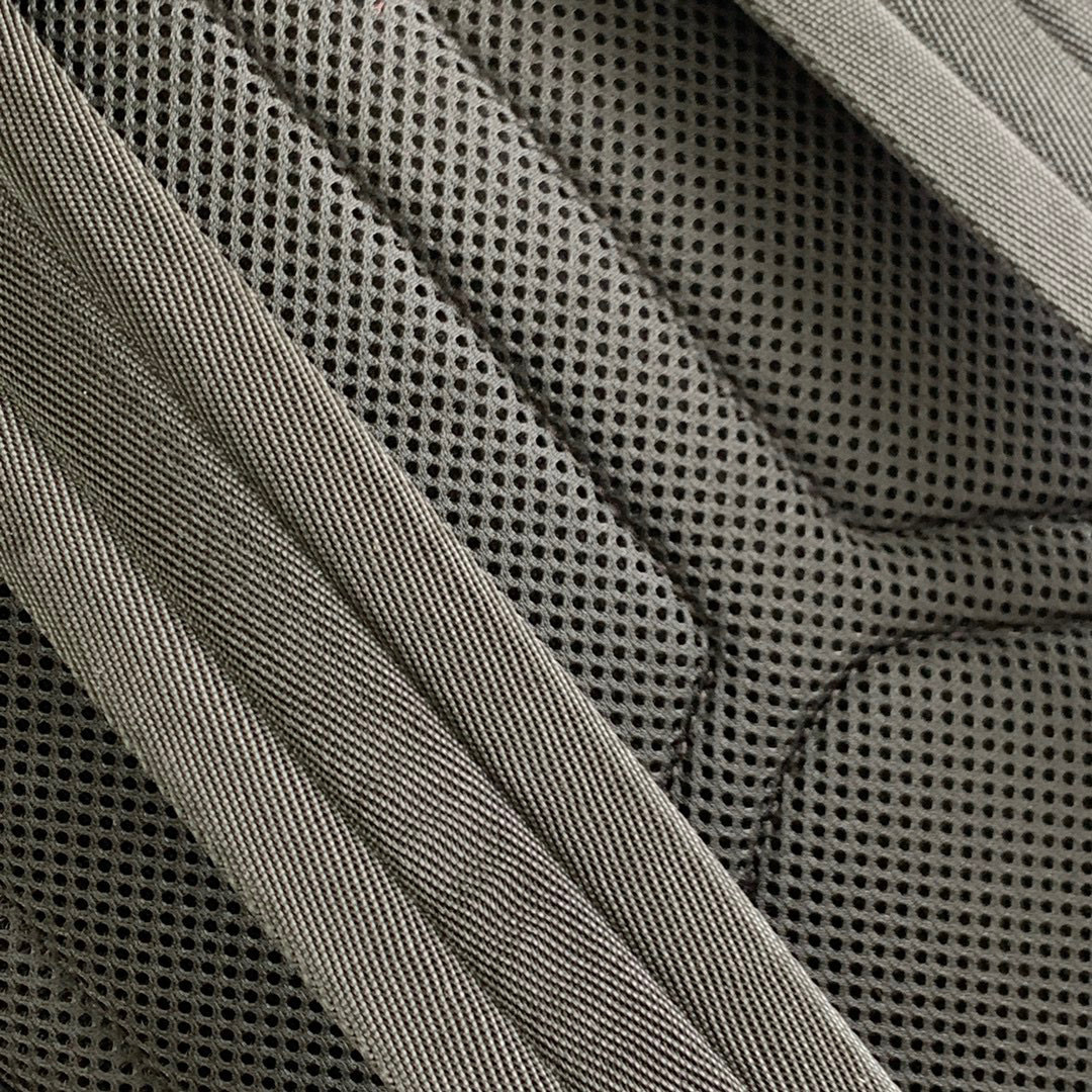 Prada 背包 尺寸：27*45*17cm