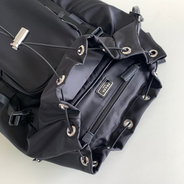 Prada 背包 尺寸：27*45*17cm