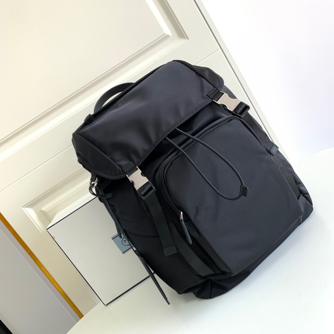 Prada 背包 尺寸：27*45*17cm