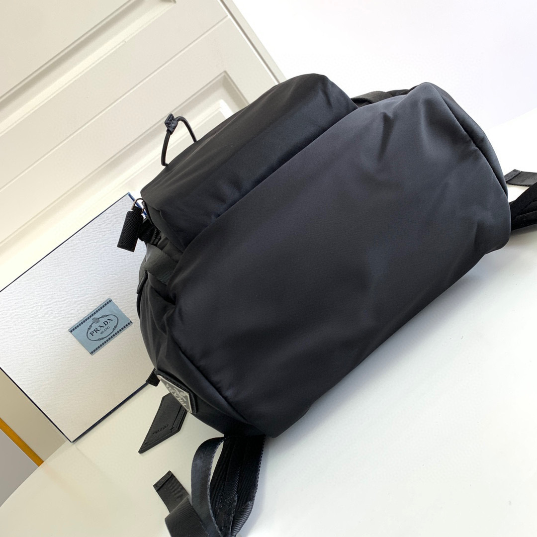 Prada 背包 尺寸：27*45*17cm