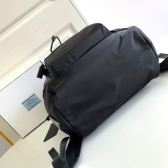 Prada 背包 尺寸：27*45*17cm