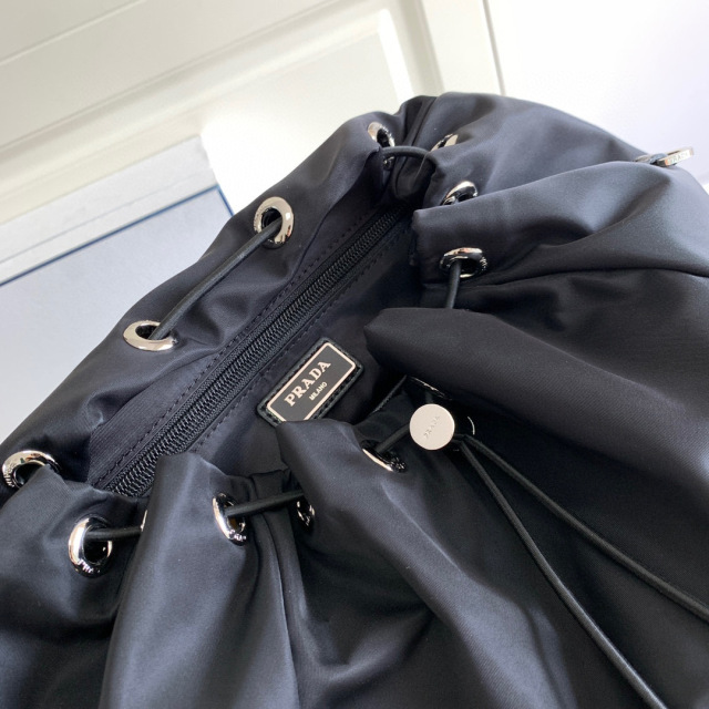Prada 背包 尺寸：27*45*17cm