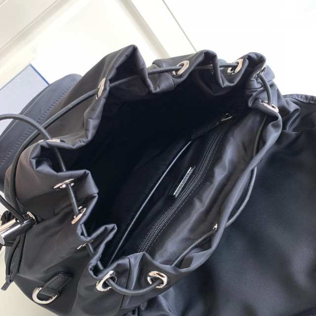 Prada 背包 尺寸：27*45*17cm