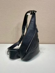 Prada Brusttasche, Größe: 26,5 x 37,5 x 10 cm